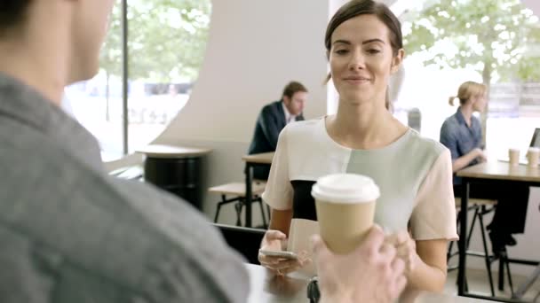 Kvinnan betala kontaktlöst i café — Stockvideo