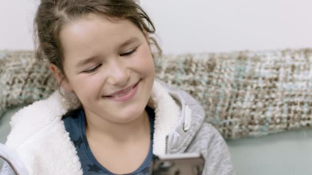 Enfant utilisant un smartphone — Video