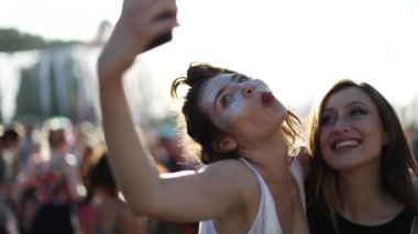 Kadın Arkadaşlar Selfie Çekiyor