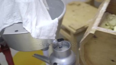 Kadın çiftçi dökme ayran