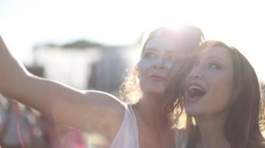 Kadın Arkadaşlar Selfie Çekiyor