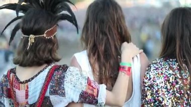 Festivalde eğleniyor arkadaşlar
