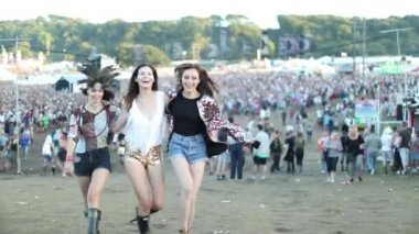 Festivalde eğleniyor arkadaşlar