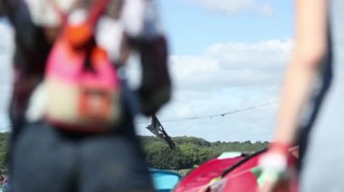 Kamp ve eğlenerek arkadaş