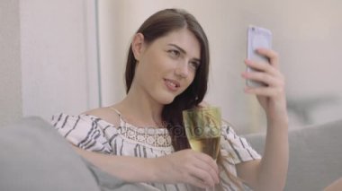 Bir kadeh şarap ile selfie alarak kadın