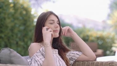 Kadın akıllı telefon söz