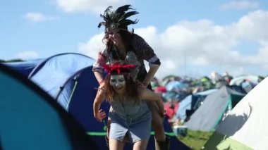 Kamp ve eğlenerek arkadaş