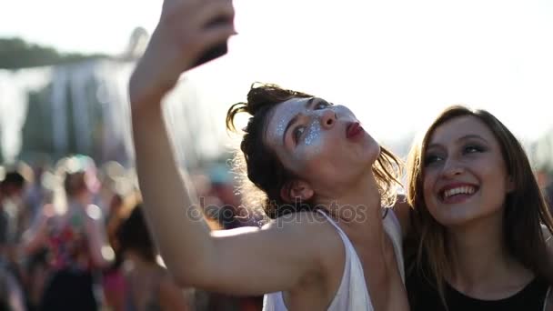 Ženy Přátelé Beru Selfie — Stock video