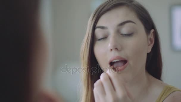 Frau trägt Lippenstift auf — Stockvideo