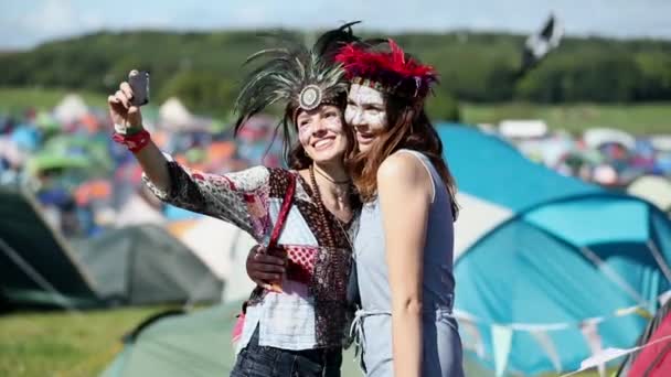 Amigos fotografiándose en el camping — Vídeo de stock