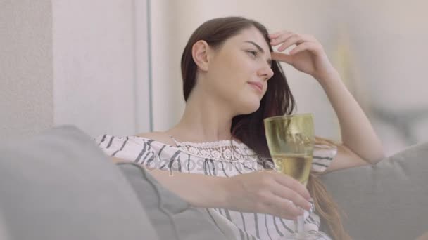 Mladé dospělé, relaxační s vínem — Stock video