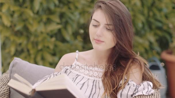 Kadın kitap okuyor. — Stok video