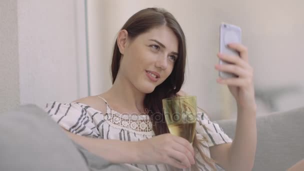 Kvinnan tar en selfie med glas vin — Stockvideo