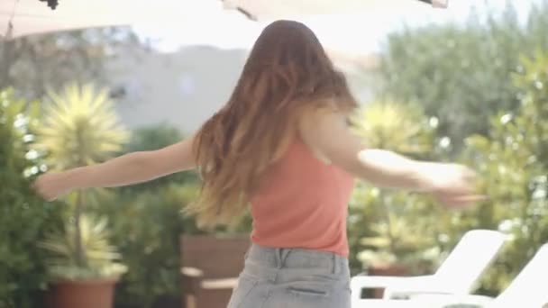 Chica disfrutando al aire libre — Vídeos de Stock