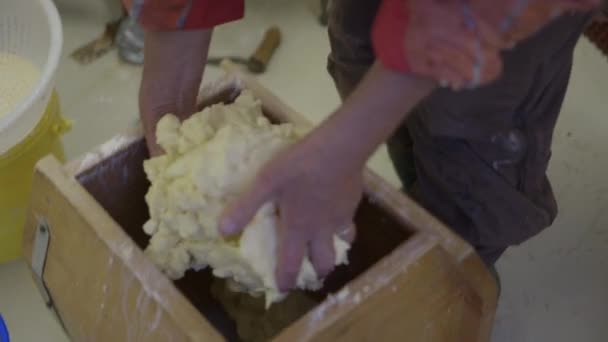 Mulher fazendo manteiga — Vídeo de Stock