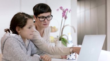 Anne yardım kızı laptop 