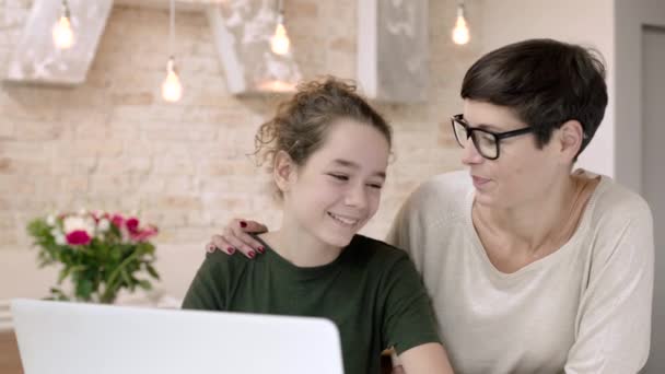 Mamma hjälper kontrollera dotter läxor — Stockvideo