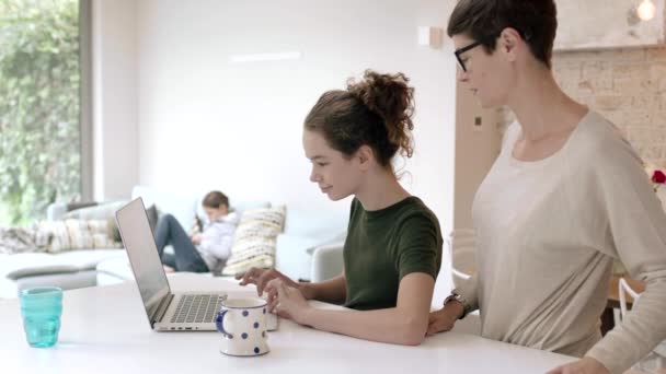 Maman aide à vérifier fille devoirs — Video