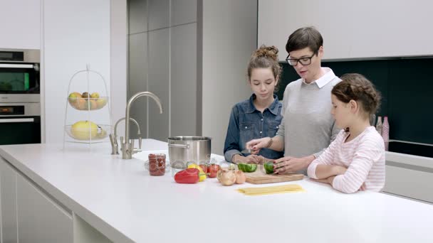 Mom teaching kids to cook — Stock Video