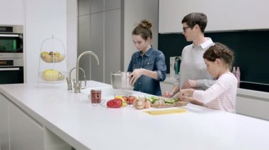 Anne öğretim çocuklar için Cook 