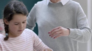 Anne kızı bir yemek pişirmek için öğretim