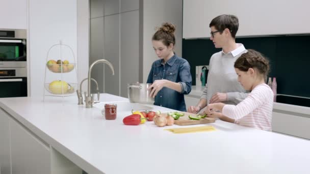 Mom teaching kids to cook — Stock Video