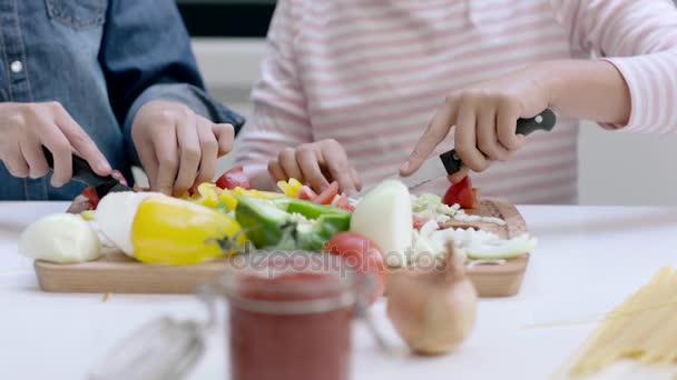 Handen van de kinderen een maaltijd bereiden — Stockvideo