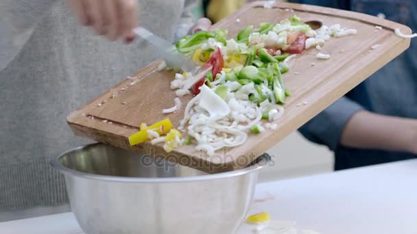 Mutter und Tochter bereiten gemeinsam ein Essen zu — Stockvideo