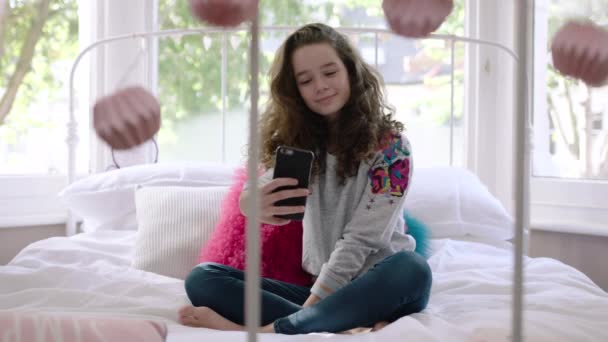 Tonåringen poserar för selfie — Stockvideo