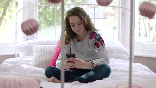 Menina usando smartphone — Vídeo de Stock