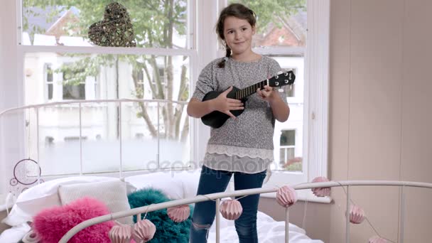 Menina jogar ukulele — Vídeo de Stock