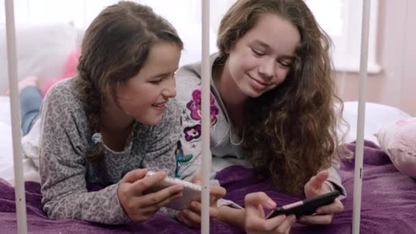 Zusters kijken naar hun smartphones — Stockvideo