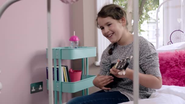 Девушка играет на укулеле и поет — стоковое видео