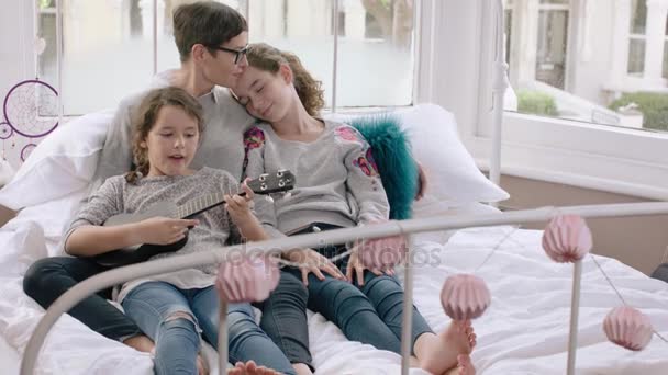 Menina tocando ukulele e cantando — Vídeo de Stock