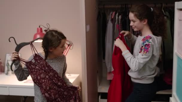 Systrarna plocka ut kläder att bära — Stockvideo