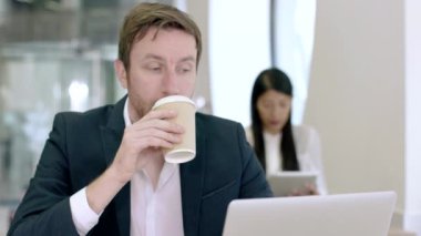 Dizüstü bilgisayarda çalışan girişimci 