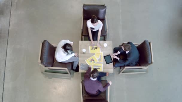 Reunião de negócios no lobby do escritório — Vídeo de Stock