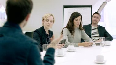 İş karşılaşma içinde boardroom