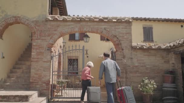Idősebb pár érkezik hotel — Stock videók