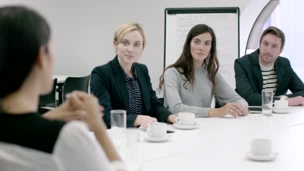 İş karşılaşma içinde boardroom — Stok video