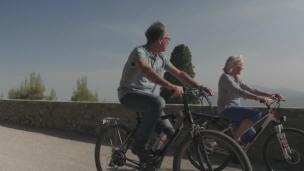 Senior paar op elektrische fietsen — Stockvideo