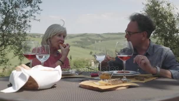 Casal de idosos comendo ao ar livre — Vídeo de Stock