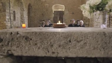 Yas tutanlar kilisede cenaze hizmeti