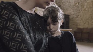 kız ve cenaze töreninde ağlayan kadın