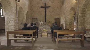 Yas tutanlar kilisede cenaze hizmeti