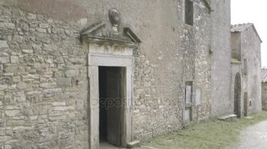 Tabut ile kilise bırakarak taşıyanlar