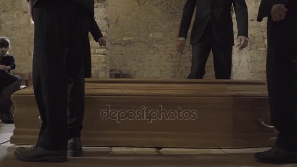 Portadores de caixão saindo da igreja com caixão — Vídeo de Stock