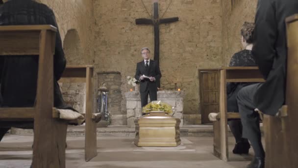 Скорботні слухають промову на похоронній службі — стокове відео