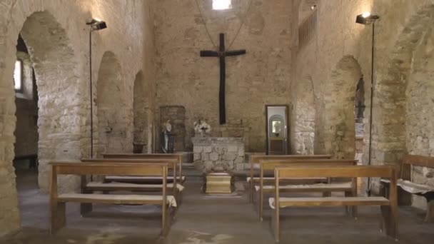 Coffin laying in empty church — Stock Video