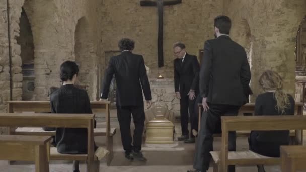 Pallbearers opustit kostel s rakví — Stock video